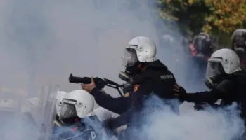 EMRAT/ Dhuna në protestën e djeshme, 33 të arrestuar dhe 41 të proceduar nga Policia!
