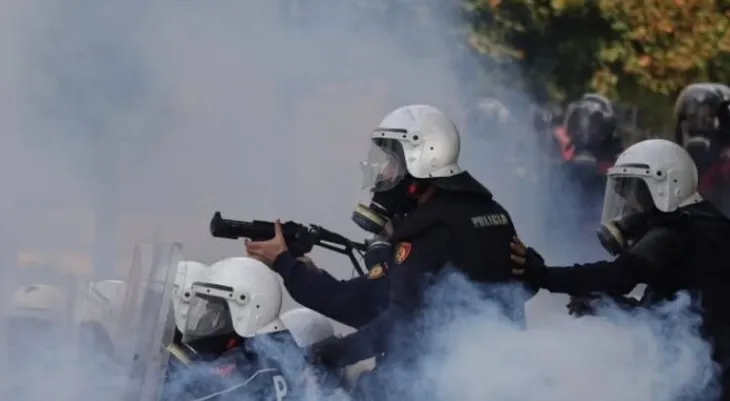 EMRAT/ Dhuna në protestën e djeshme, 33 të arrestuar dhe 41 të proceduar nga Policia!