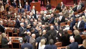 EMRAT/ “Vaterloja” e sotme në Kuvend, PS me ‘dorë të hekurt’, kërkon përjashtimin e 20 deputetëve të PD-së: Na kanë fyer dhe sulmuar fizikisht