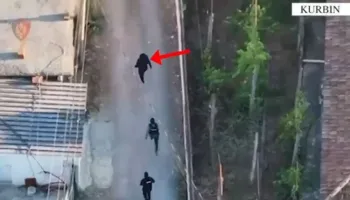 EMRI/ Tentoi arratisjen i armatosur duke përplasur makinën e Policisë, kapet pas ndjekjes 27-vjeçari në Kurbin! Momenti kur shtrihet përtokë (VIDEO)