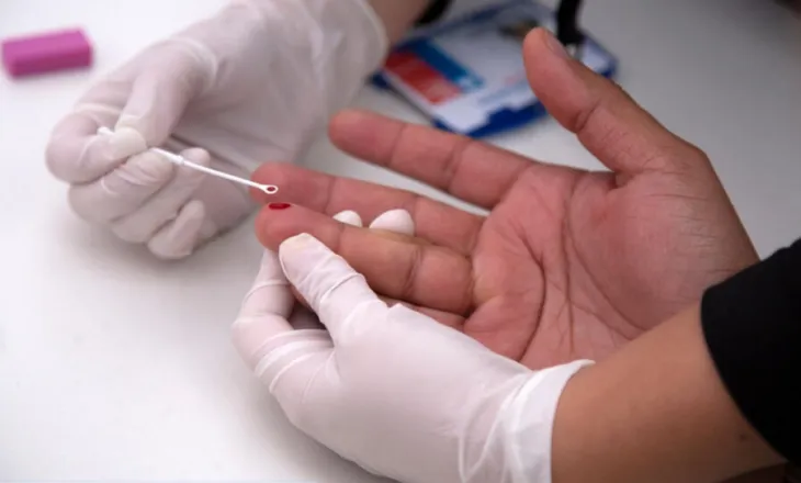 ‘Epidemi e përhapur gjerësisht’: Mbi 3% e burrave rusë të moshës 40-50 vjeç janë të prekur nga HIV-i