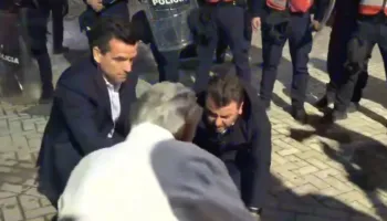 Erald Kapri publikon pamjet e sulmit me spraj, deputeti paralajmëron kallëzim në SPAK ndaj Skënder Hitajt
