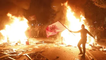 Erdhen studentet! Tirana ne tym e flake, Revolucioni filloi