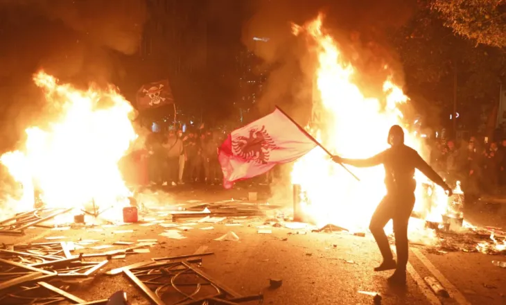 Erdhen studentet! Tirana ne tym e flake, Revolucioni filloi