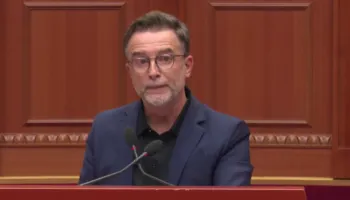 Erion Braçe i revoltuar në Kuvend, Kushi i heq mikrofonin. Deputeti: Reforma ndryshon jetën në 15 bashki