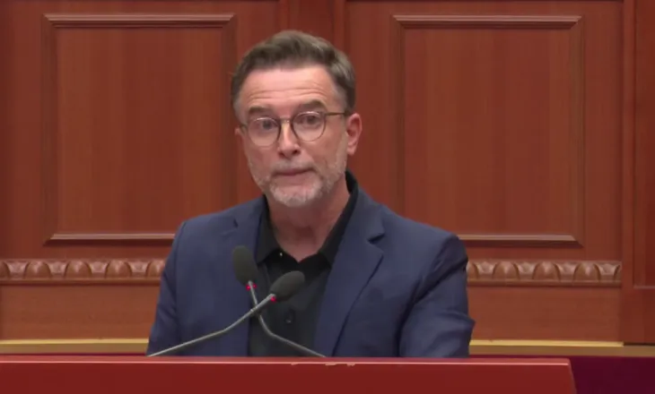 Erion Braçe i revoltuar në Kuvend, Kushi i heq mikrofonin. Deputeti: Reforma ndryshon jetën në 15 bashki
