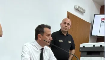 Erion Veliaj në sektorin e observimit të burgut të Fierit pas kalimit ‘në sitë’ të tij dhe të çantës që mbante me vete