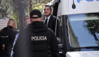 Erion Veliaj transferohet nga burgu i Durrësit në atë të Fierit