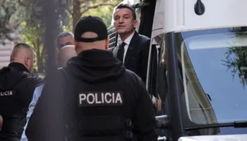 Erion Veliaj transferohet nga burgu i Durrësit në Fier