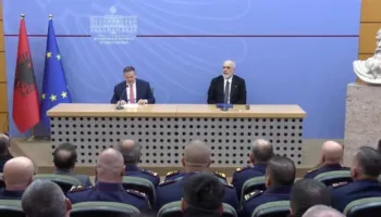 “Është kaluar vija e kuqe”, Rama dhe Demo takim me Policinë: Komisariati nr 3 është sulmuar, 295 të lënduar