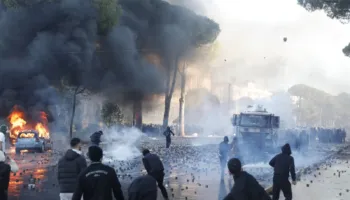 Eskalon situata/ Policia përplas me furgon protestuesit, një person në gjendje të rëndë
