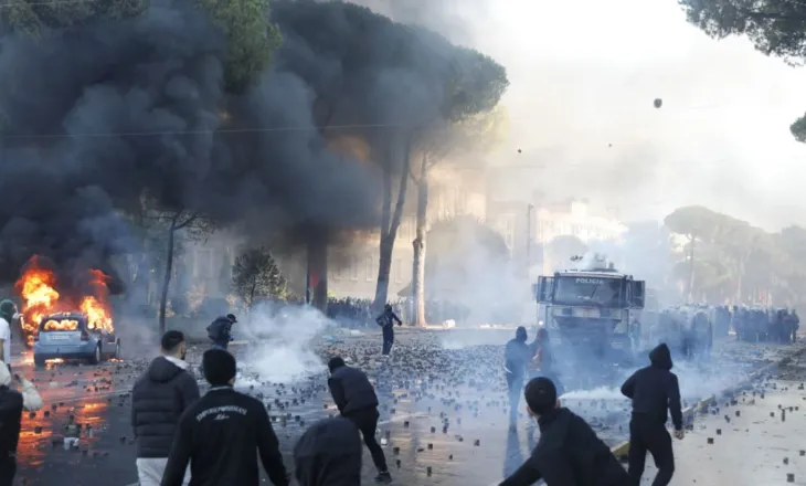 Eskalon situata/ Policia përplas me furgon protestuesit, një person në gjendje të rëndë