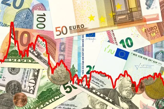Euro bie përsëri dhe i afrohet kufirit të 90 lekëve: Regjistrohet niveli më i ulët historik