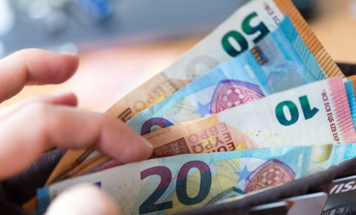 Euro bie përsëri, i afrohet kufirit të 91 lekëve
