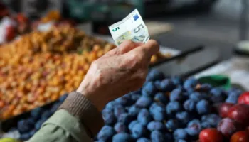 Euro kap një tjetër minimum të ri historik