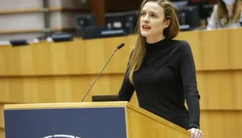 Eurodeputetja Terry Reintke: Pengesë për BE-në është korrupsioni, jo qytetarët që protestojnë