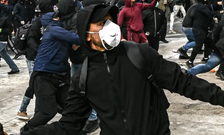 Europa zien nga protestat, panik në Athinë; blindohen dyqanet luksoze dhe boshatisen argjendaritë
