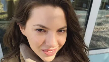 Evanthi Pango, aktivistja në monitorim intensiv, pasi u godit në kokë gjatë protestës