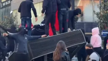 “Fali o Zot, se s’dinë ç’bëjnë!”- Protestuesit e maskuar përdhosën monumentin “Lahuta e Malcis” në Lezhë, kryebashkiaku Ndreu: Në tokën e Gjergj Fishtës… (VIDEO)