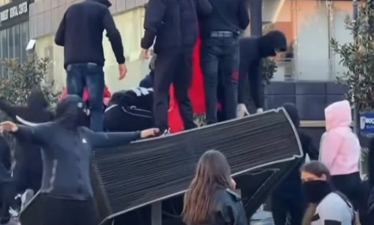 “Fali o Zot, se s’dinë ç’bëjnë!”- Protestuesit e maskuar përdhosën monumentin “Lahuta e Malcis” në Lezhë, kryebashkiaku Ndreu: Në tokën e Gjergj Fishtës… (VIDEO)