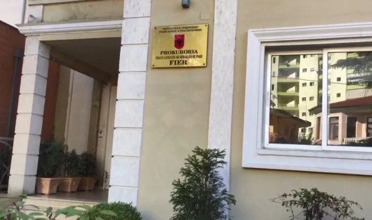 Falsifikoi dokumente noteriale në mënyrë të përsëritur për një dekadë, Prokuroria e Fierit çon në gjyq noteren e pandehur!
