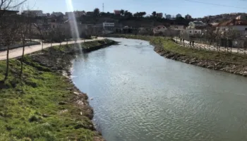 Familjarët e kërkonin prej muajsh, gjendet në lumin Drin trupi i pajetë i 80-vjeçares