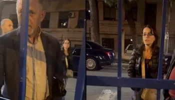 Fëmijët e tyre në pranga, dhjetëra prindër prej orësh para dyerve të komisariateve: Asnjë përgjigje…unë e njoh djalin tim