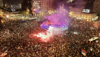 Festë në Beograd! Serbët festojnë largimin e Vuçiçit nga pushteti (VIDEO)