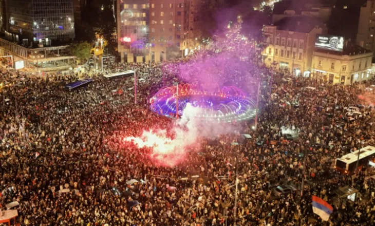 Festë në Beograd! Serbët festojnë largimin e Vuçiçit nga pushteti (VIDEO)
