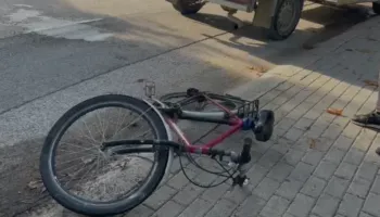 FIER/ Automjeti përplas biçikletën në unazë, drejtuesi dërgohet me urgjencë në spital