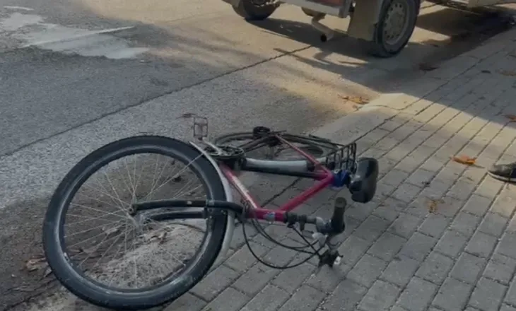 FIER/ Automjeti përplas biçikletën në unazë, drejtuesi dërgohet me urgjencë në spital