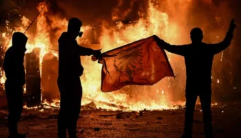 Financial Times: Protestat nuk e lëkundin Ramën, as rrugën e Shqipërisë drejt BE-së! Opozita është po aq e pabesuar nga qytetarët