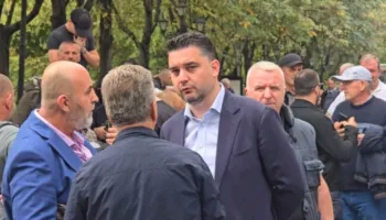 Fisnik Qosja i bashkohet protestës para Kuvendit