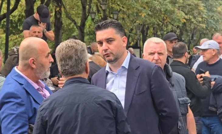 Fisnik Qosja i bashkohet protestës para Kuvendit