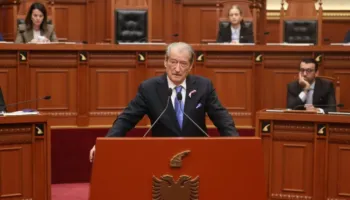 ”Fjala jote është funerali i Bashkisë Selenicë”, Berisha përplaset me Sinajn: Brenda 3 ditëve ndryshove qëndrim