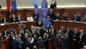 Flakadanë dhe tymuese në Kuvend, përjashtohen nga seanca katër deputetë të PD
