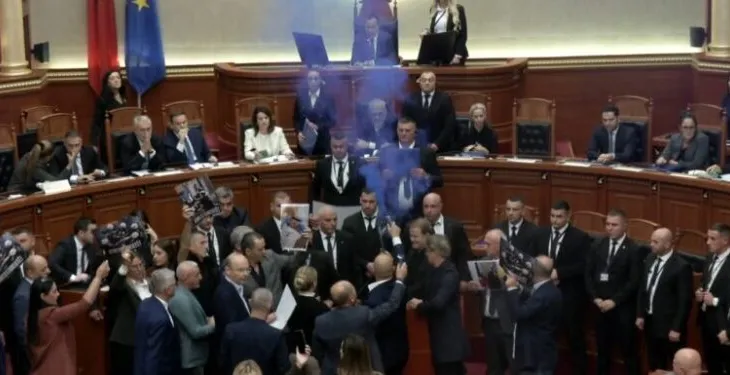 Flakadanë dhe tymuese në Kuvend, përjashtohen nga seanca katër deputetë të PD