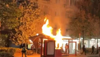 Flakë në një tjetër kioskë, protestuesit djegin edhe kosha mbeturinash