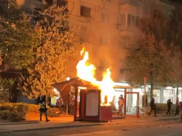 Flakë në një tjetër kioskë, protestuesit djegin edhe kosha mbeturinash