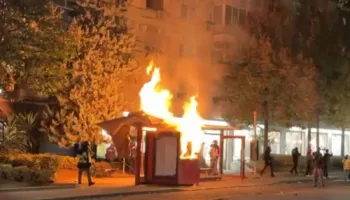 Flakë në qendër të Tiranës/ Digjet kioska pranë stacionit të autobusit