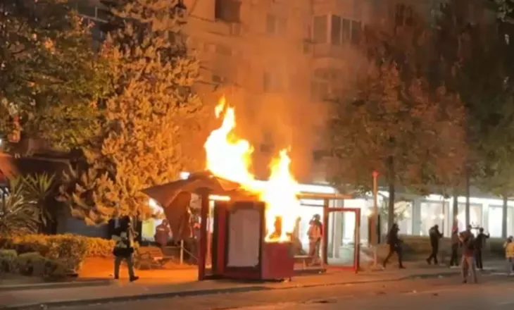 Flakë në qendër të Tiranës/ Digjet kioska pranë stacionit të autobusit