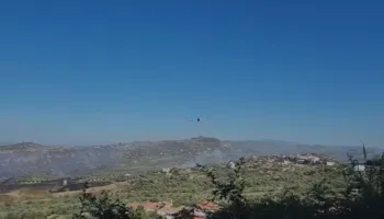 Flakët iu afruan banesave e puseve të naftës, shuhet zjarri masiv në Margëlliç pas ndërhyrjes së avionit “Air Tractor”