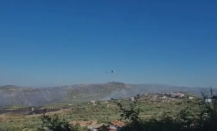 Flakët iu afruan banesave e puseve të naftës, shuhet zjarri masiv në Margëlliç pas ndërhyrjes së avionit “Air Tractor”