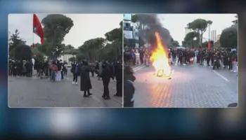 Flakët përfshijnë karriget e Ramës para Kryeministrisë, protestuesit refuzojnë dialogun dhe kërkojnë dorëheqjen e kreut të qeverisë