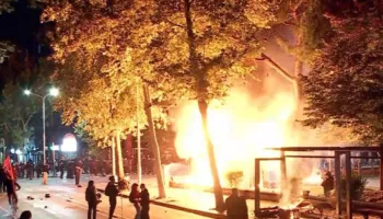 Flakët përfshijnë kiosken pranë Tajvanit, protestat vijojnë prej tre ditësh në Tiranë