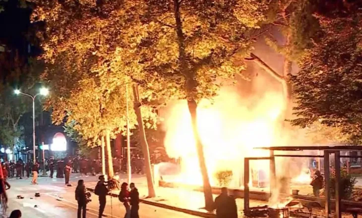 Flakët përfshijnë kiosken pranë Tajvanit, protestat vijojnë prej tre ditësh në Tiranë