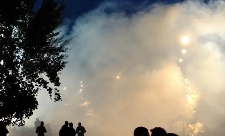 Flakët përfshijnë Ministrinë e Infrastrukturës, molotovë drejt Bashkisë së Tiranës (VIDEO)