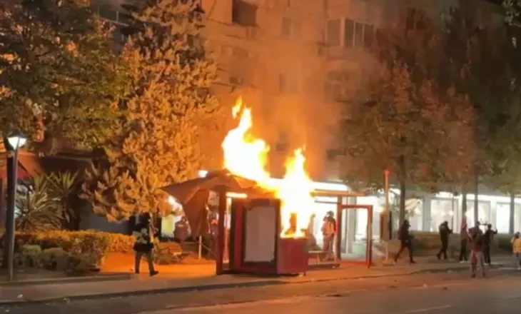 Flakët përfshijnë një kioskë pranë Bankës së Shqipërisë, më herët u dogjën edhe kosha mbeturinash