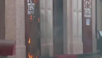 Flakët përfshijnë Teatrin e Kukullave në Tiranë pas hedhjes së molotovëve