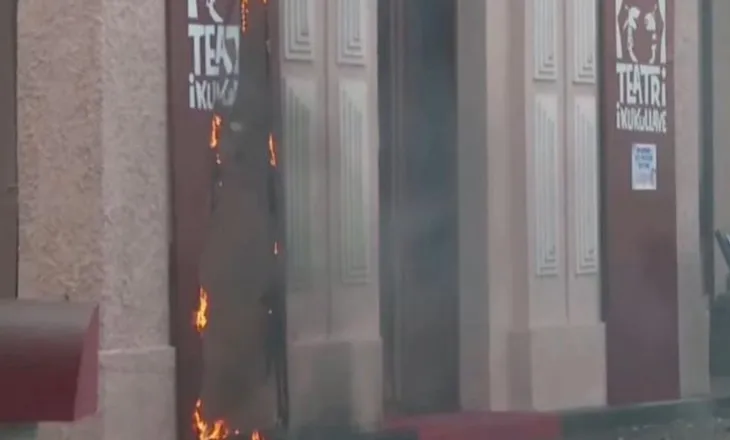 Flakët përfshijnë Teatrin e Kukullave në Tiranë pas hedhjes së molotovëve